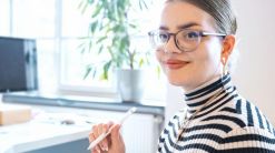 Frau mit Stift und Tablet in der Hand 