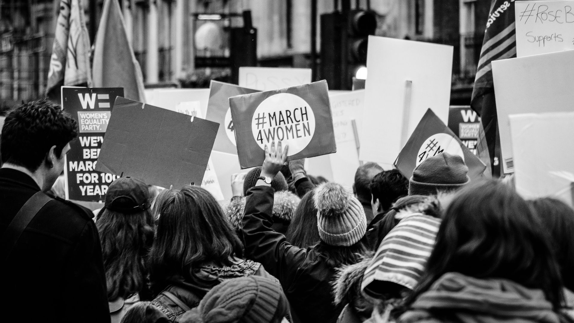 Protest beim internationalen Frauentag mit Plakaten 