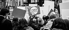 Protest beim internationalen Frauentag mit Plakaten 