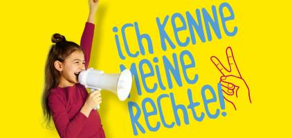 Vor über 30 Jahren wurde die UN-Kinderrechtskonvention verabschiedet, die Kinderrechte klar definiert. Der Kinderschutzbund Landesverband Niedersachsen e.V. verleiht jedes Jahr den Kinder-Haben-Rechte-Preis – an Aktionen, Projekte, Initiativen, Vereine oder engagierte Menschen, die sich dafür einsetzen, dass Kindern ihre Rechte bewusst sind und sie darin bestärkt, sie durchzusetzen. 2021 stand unter dem Motto „Ich kenne meine Rechte!“. Das setzten wir grafisch kraftvoll um: mit vier Kindern und Jugendlichen aus verschiedenen Altersgruppen.